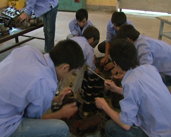 Giờ học thực hành của học viên trường Cao đẳng Nghề