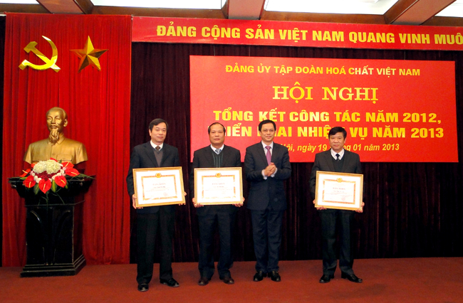 Nhân dịp Hội nghị, Đảng bộ Khối Doanh nghiệp Trung ương và Đảng ủy Tập đoàn Hóa chất Việt Nam đã tặng bằng khen cho các tập thể và cá nhân đạt thành tích trong thực hiện công tác Đảng.