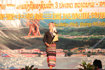 Trang phục của thí sinh đến từ huyện Nhọt U, tỉnh Phong Sa Ly, nước CHDCND Lào