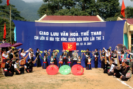 Giao lưu văn hóa dân tộc Mông tại huyện Điện Biên 