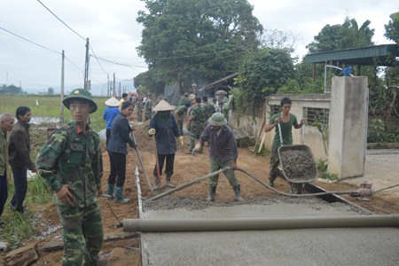 CB, CS Lữ đoàn 82 giúp nhân dân xã Thanh Hưng, huyện Điện Biên làm đường giao thông nông thôn