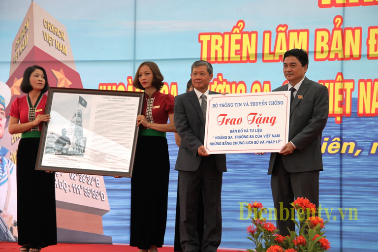 Bộ Thông tin-Truyền thông trao tặng toàn bộ tư liệu, hiện vất triển lãm cho tỉnh Điện Biên