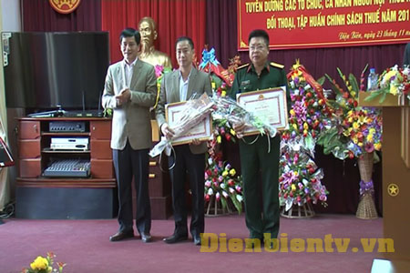 Đồng chí Lê Thành Đô - Phó Chủ tịch Thường trực UBND tỉnh tặng bằng khen cho các tập thể, cá nhân có nhiều đóng góp trong hoạt động thu nộp thếu trên địa bàn 