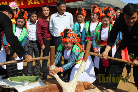 Thi giã bánh Dày tại giao lưu văn hóa dân tộc Mông huyện Điện Biên lần thứ II-2015 Ảnh- Xuân Hòa