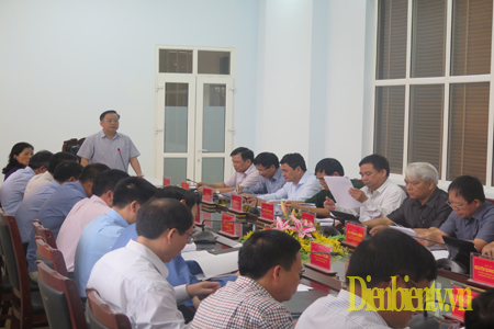 Đồng chí Mùa A Sơn, Phó Bí thư Tỉnh ủy - Chủ tịch UBND tỉnh chủ trì phiên họp