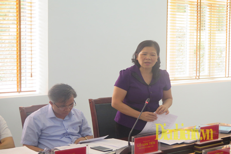 Đồng chí Giàng Thị Hoa - Ủy viên Ban thường vụ Tỉnh ủy, Phó Chủ tịch HĐND tỉnh tham gia ý kiến về các nội dung dự thảo 