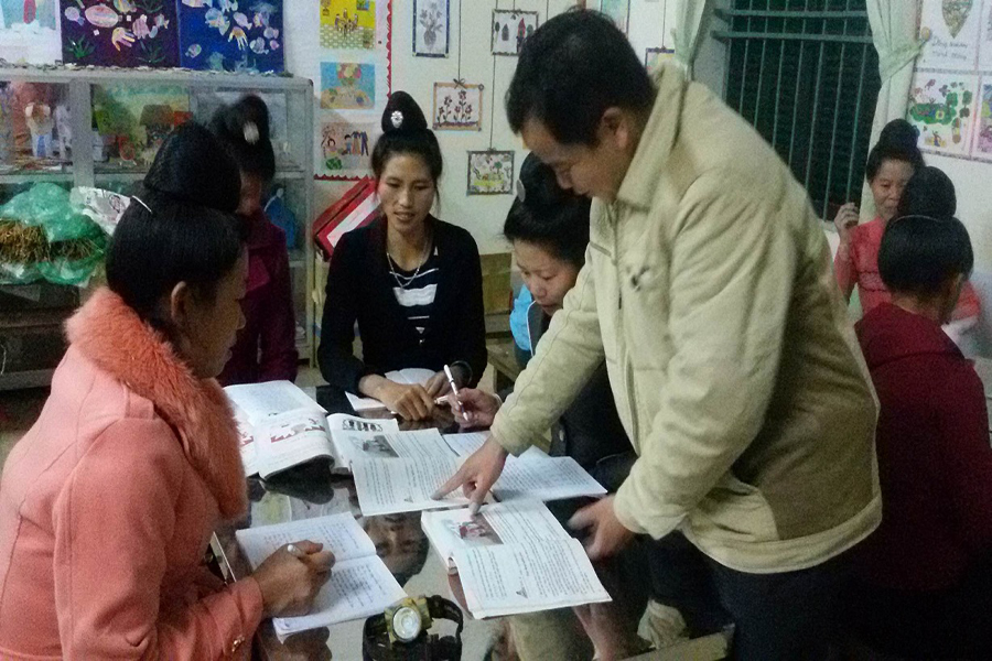 Lớp học xóa mù chữ ban đêm tại xã Mường Pồn, huyện Điện Biên (ảnh KT)