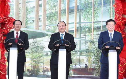 Thủ tướng Nguyễn Xuân Phúc và các đại biểu thực hiện nghi thức khởi công. (Ảnh TTXVN)