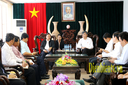 Đồng chí Lò Văn Tiến, Phó Chủ tịch UBND tỉnh Điện Biên tiếp đoàn công tác