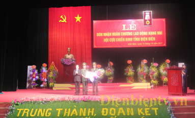  Thừa ủy quyền của Chủ tịch nước, đồng chí Mùa A Sơn - Phó Bí thư Tỉnh ủy, chủ tịch UBND tỉnh đã trao Huân chương lao động hạng Nhì cho Hội cựu chiến binh tỉnh Điện Biên.