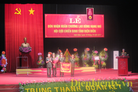 Thiếu tướng Cầm Xuân Ế -  Cụm trưởng cụm thi đua CCB các tỉnh Tây Bắc trao cờ thi đua cho Hội cựu chiến binh tỉnh Điện Biên
