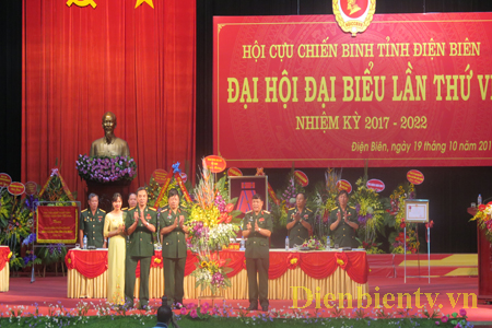 Trung tướng Nguyễn Song Phi tặng hoa chúc mừng Đại hội