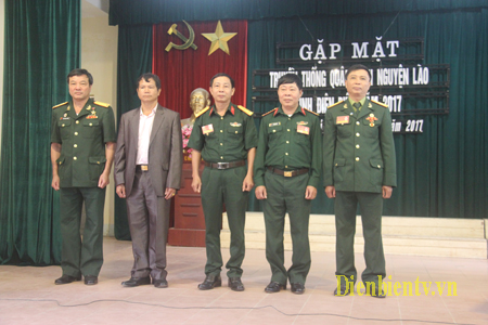Ban liên lạc Quân tình nguyện Việt Nam tại Lào tỉnh Điện Biên kết nạp hội viên mới. Ảnh: LH