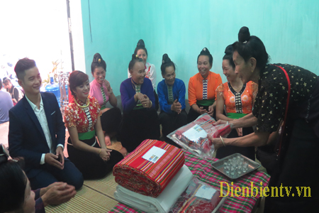 Nghi lễ tặng quà cho gia đình nhà chồng của người Thái đen Điện Biên. Ảnh: LH