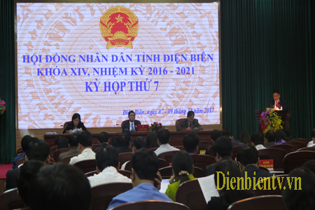 Đồng chí Lê Văn Quý - PCT UBND tỉnh đọc tờ trình tại kỳ họp thứ 7