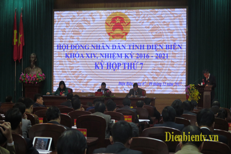 Đồng chí Lò Văn Tiến - Phó Chủ tịch UBND tỉnh Điện Biên đọc tờ trình tại kỳ họp thứ 7 HĐND tỉnh khóa XIV nhiệm kỳ 2016 2021.