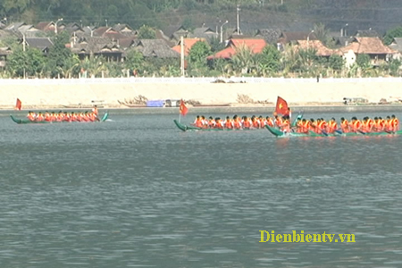 Lễ hội đua thuyền đuôi én Mường Lay được tổ chức vào ngày Tết dương lịch 1/1 hàng năm. Ảnh: LH