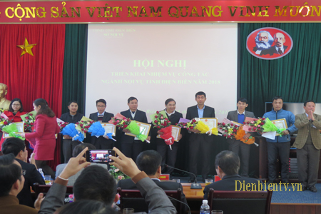 Ông Lê Hữu Khang - Giám đốc Sở Nội vụ tỉnh Điện Biên tặng Giấy khen cho các tập thể xuất sắc năm 2017.