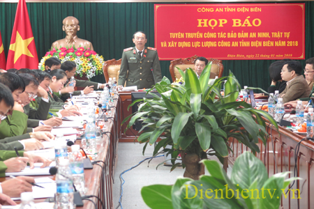 Đồng chí Sùng A Hồng - Giám đốc Công an tỉnh Điện Biên phát biểu tại buổi họp báo
