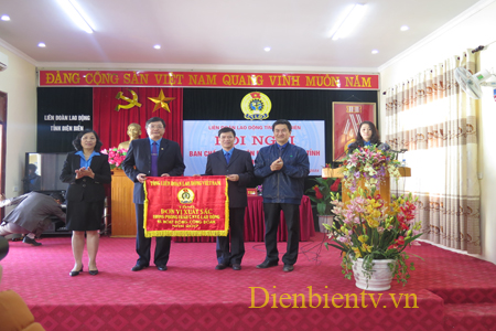 Đồng chí Trần Duy Phương - Ủy viên Đoàn Chủ tịch, Trưởng ban Tuyên giáo Tổng LĐLĐ Việt Nam tặng Cờ thi đua suất sắc cho LĐLĐ tỉnh Điện Biên.