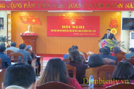 Đồng chí Lê Văn Quý - Phó Chủ tịch UBND tỉnh, Chủ tịch Hội Khuyến học tỉnh Điện Biên phát biểu tại Hội nghị.