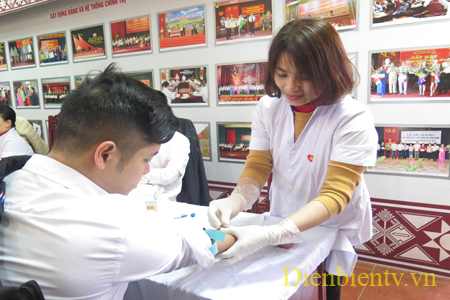 Sau khi khám sức khỏe, tình nguyện viên hiến máu sẽ được lấy máu để làm xét nghiệm.
