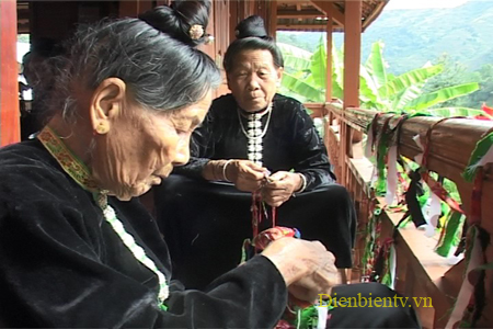Quả còn thường được phụ nữ Thái tự làm vải với nhiều màu sắc sặc sỡ.