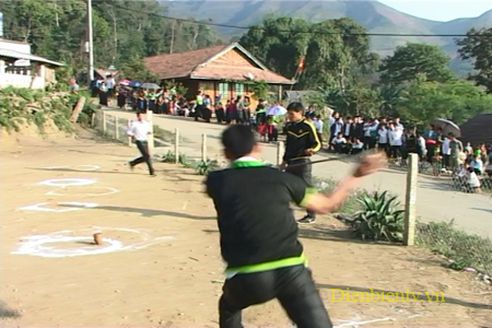 Trò chơi tù lu của dân tộc Mông thu hút rất nhiều người xem.