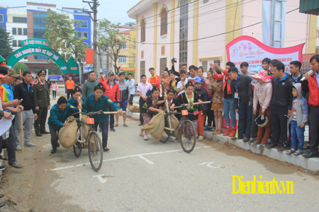 Cuộc thi xe đạp thồ đã thu hút đông đảo khách du lịch theo dõi và cổ vũ, chính những sự cổ vũ nhiệt tình du khác, người dân địa phương đã làm cho không khí cuộc thi thêm sôi động.