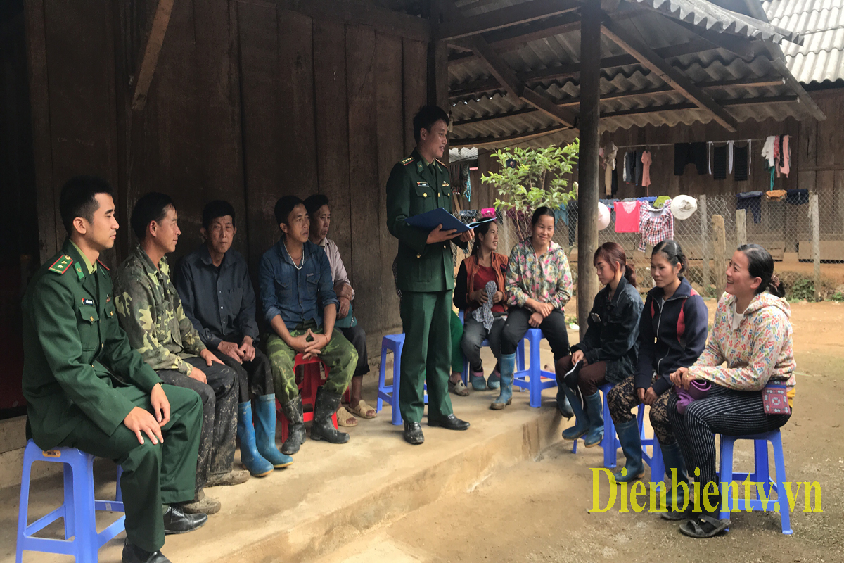 Cán bộ Đội Vận động quần chúng Đồn Biên phòng Cửa khẩu Quốc tế Tây Trang tuyên truyền về pháp luật để người dân nói không với di cư tự do và kết hôn không giá thú.