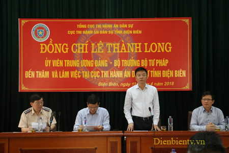 Đồng chí Lê Thành Long - UVTWĐ, Bộ trưởng Bộ Tư pháp phát biểu tại buổi làm việc.
