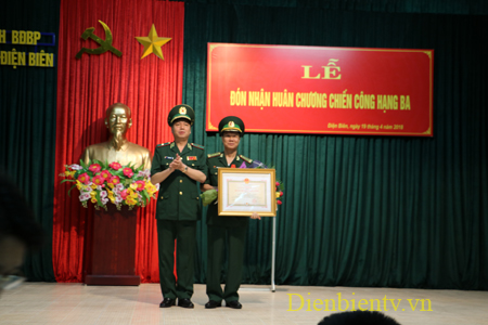 Thừa ủy quyền của Chủ tịch nước CHXHCNVN, đồng chí Thiếu tướng Bùi Đức Hạnh - Phó Tư lệnh
