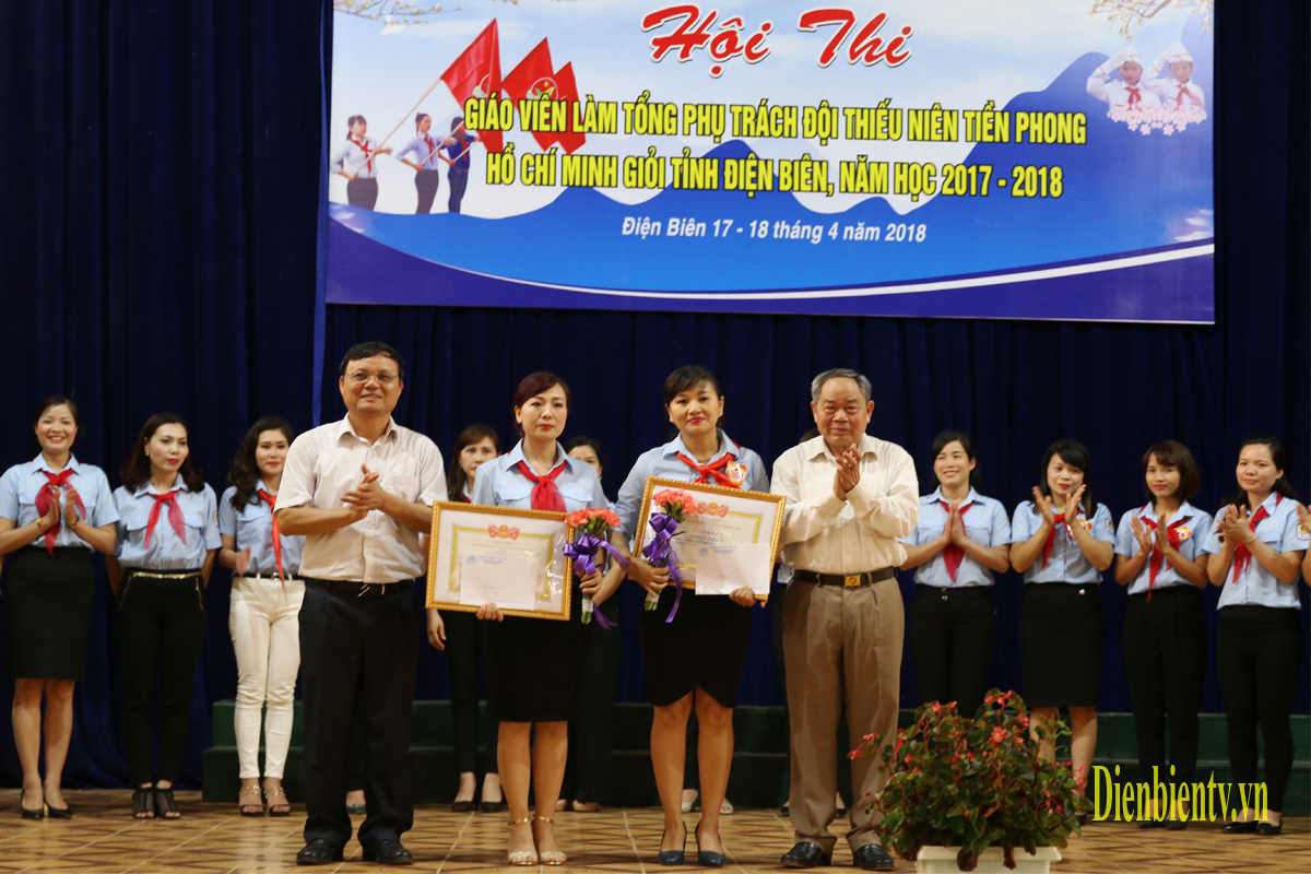 Đ/c Nguyễn Mạnh Quân - Phó Giám đốc Sở GD&ĐT tặng Giấy khen cho 2 thí sinh đạt giải Nhất tại Hội thi