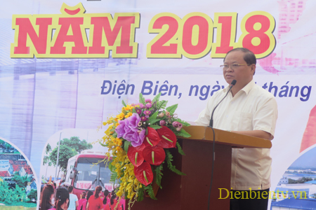 Đồng chí Hà Văn Phiêng - Phó Chủ tịch UBND huyện Điện Biên phát biểu tại Hội chợ việc làm năm 2018.