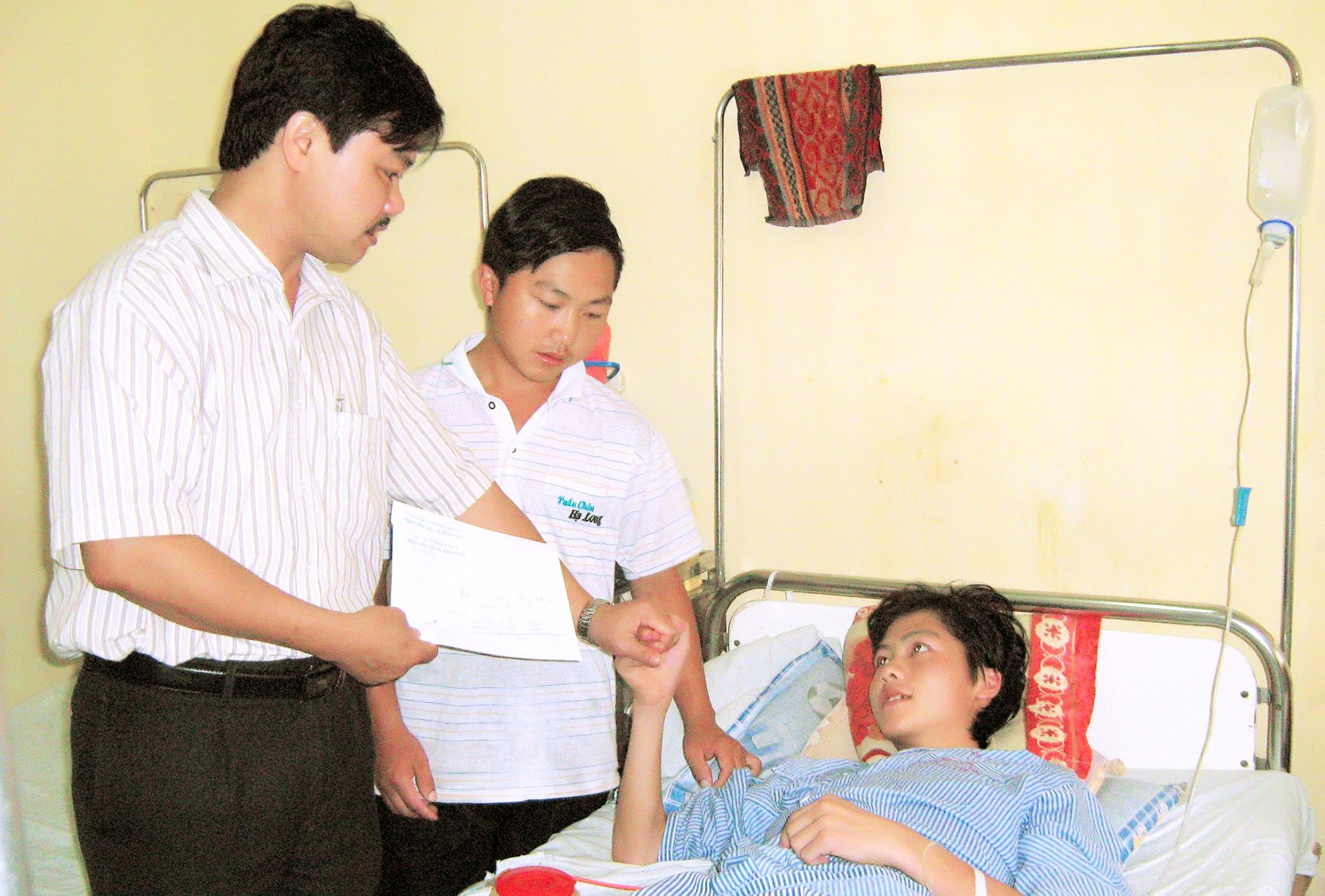 BS CKII Đỗ Quang Hải, Giám đốc bệnh viện trao quà hỗ trợ bệnh nhân nặng chuyển bệnh viện Phổi Trung ương
