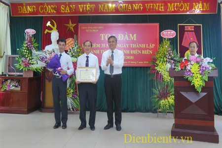 Đồng chí Lò Văn Tiến - Phó Chủ tịch UBND tỉnh Điện Biên tặng Bằng khen cho Sở Tư pháp tỉnh.