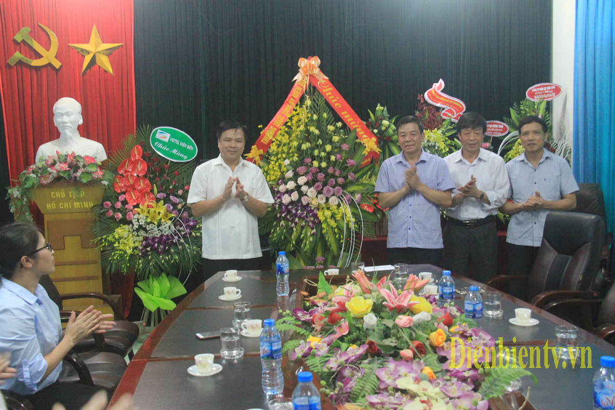 tặng hoa chúc mừng chúc mừng Đài PT-TH tỉnh Điện Biên.