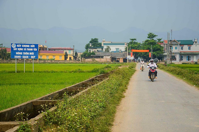 Nhờ thu gom rác đúng nơi quy định, giờ đây đường giao thông, kênh mương nội đồng trong xã Thanh Yên, huyện Điện Biên đã trở lên sạch sẽ, trong lành hơn, khiến nhân dân đều yên tâm và phấn khởi.