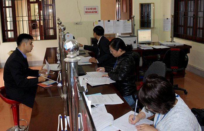 Cán bộ Chi cục Thuế thành phố Điện Biên Phủ tiếp nhận thủ tục của người nộp thuế.