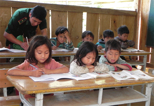 Bộ đội Biên phòng tỉnh Điện Biên phối hợp với ngành Giáo dục và Đào tạo thực hiện nhiệm vụ xóa mù chữ tại các xã biên giới trên địa bàn tỉnh (Ảnh: Bộ đội Biên phòng)