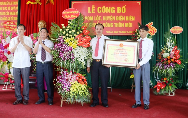 Đồng chí Lê Trọng Khôi – Phó Chủ tịch HĐND tỉnh trao Bằng công nhận xã đạt chuẩn NTM cho Đảng bộ, chính quyền, nhân dân xã Pom Lót