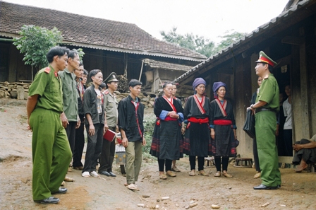 Cán bộ chiến sỹ công an huyện Điện Biên Đông vận động, tuyên truyền tác hại của ma túy tới từng người dân