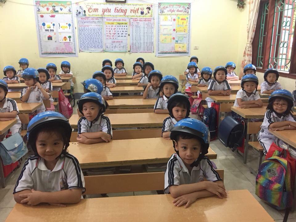 Các em học sinh Trường tiểu học Hà nội  - Điện Biên Phủ đội mũ bảo hiểm 
