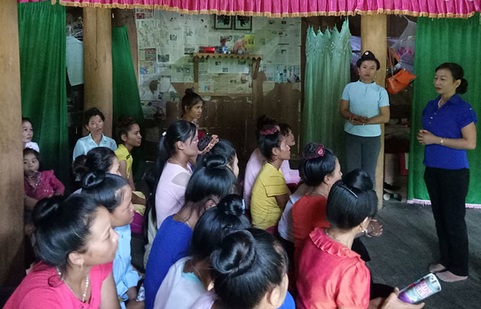 Cán bộ Hội Liên hiệp Phụ nữ huyện Mường Chà tuyên truyền về phòng, chống bạo lực gia đình ở cơ sở.