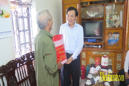Bí thư Tỉnh ủy Trần Văn Sơn thăm, tặng quà gia đình chính sách, người có công tại Tp. Điện Biên Phủ