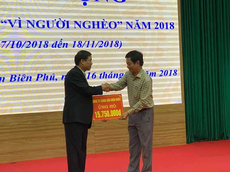 Ủy ban MTTQ Việt Nam tỉnh Điện Biên tiếp nhận ủng hộ Quỹ vì người nghèo của các tập thể và cá nhân trên địa bàn tại Lễ phát động Lễ phát động tháng cao điểm “Vì người nghèo” năm 2018 diễn ra ngày 16/10/2018.