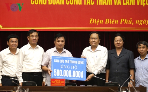Chủ tịch Ủy ban Trung ương Mặt trận Tổ quốc Việt Nam Trần Thanh Mẫn trao khoản tiền 500 triệu đồng cho tỉnh Điện Biên để hỗ trợ khắc phục hậu quả mưa lũ.