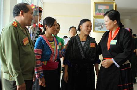 Đồng chí Giàng Thị Hoa, Phó Chủ tịch HĐND tỉnh Điện Biên gặp gỡ,  động viên những cán bộ MTTQ tiêu biểu trong công tác tuyên truyền, phổ biến pháp luật