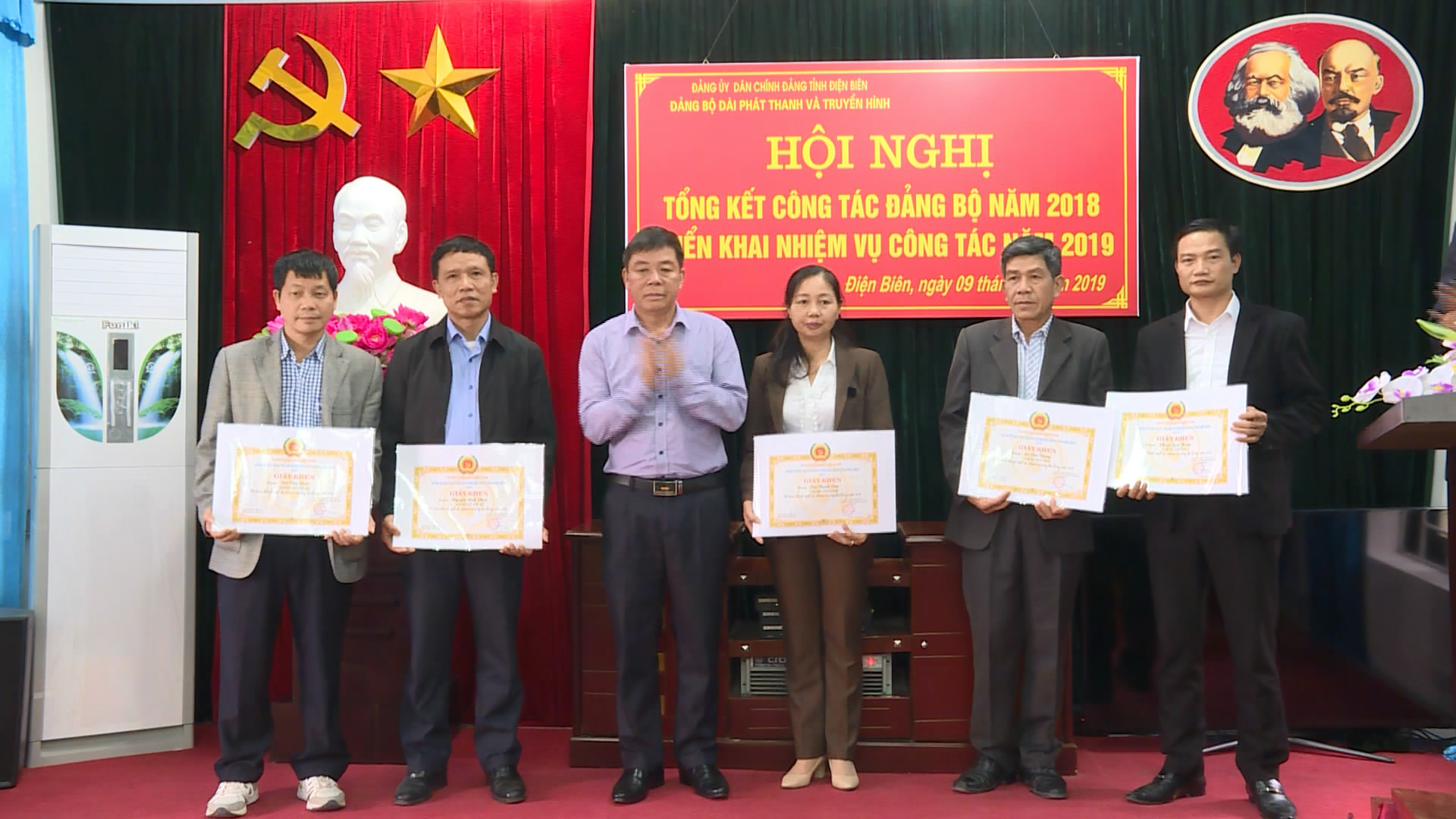 Đồng chí Lường Văn Xuyên - Bí thư Đảng bộ, Giám đốc Đài PT - TH tỉnh Điện Biên tặng giấy khen cho các cá nhân thành tích xuất sắc trong thực hiện nhiệm vụ công tác Đảng năm 2018.