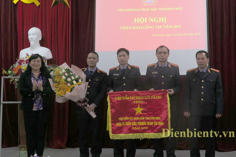 Đồng chí Giàng Thị Hoa trao Cờ thi đua xuất sắc của Viện Kiểm sát nhân dân tối cao cho Viện Kiểm sát nhân dân tỉnh